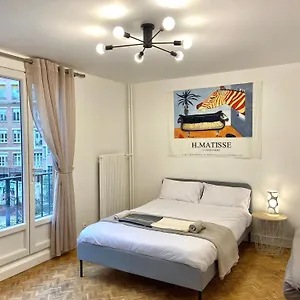 Paris: Agreable Chambre D'un Grand Artiste Paris